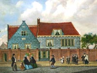 Het Weeshuis van Schooonhoven in de Koestraat waar van 1705 tot 1807 de Keurkamer van de goud- en zilversmeden was gevestigd (op de eerste verdieping achter het grote raam) en het stadsteken werd afgeslagen door de deken en keurmeesters. (foto René Kappers).